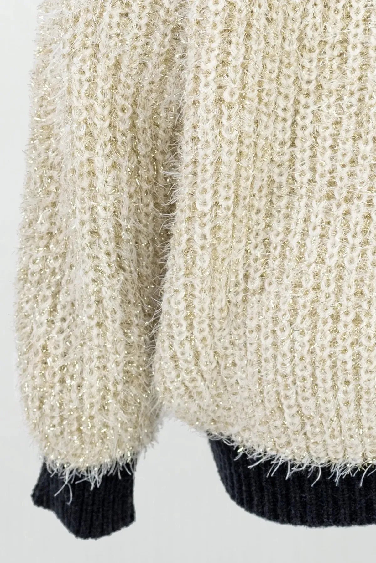 Дамска пухкава жилетка - овърсайз с перли и верижка-жилетки-6Sense