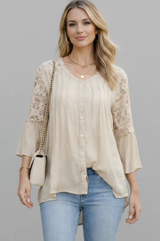 Бежова дамска риза Soft Romance с дантелени ръкави, свободна кройка и копчета.