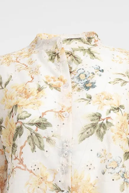 Дамска памучна риза Pastel Bloom с флорален принт в жълто и синьо, висока яка и копчета.