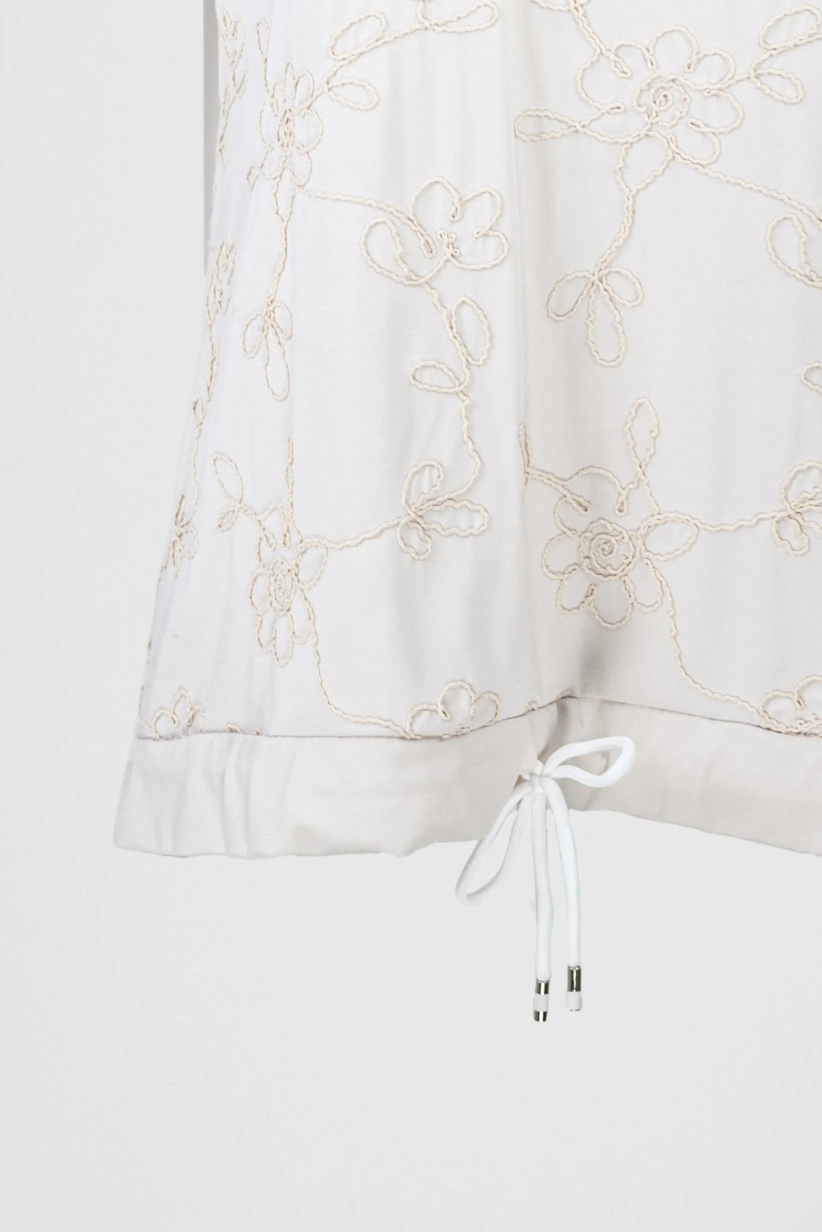 Дамска светло бежова блуза с флорална бродерия и връзка – Beige Flora-блуза с къс ръкав-6Sense