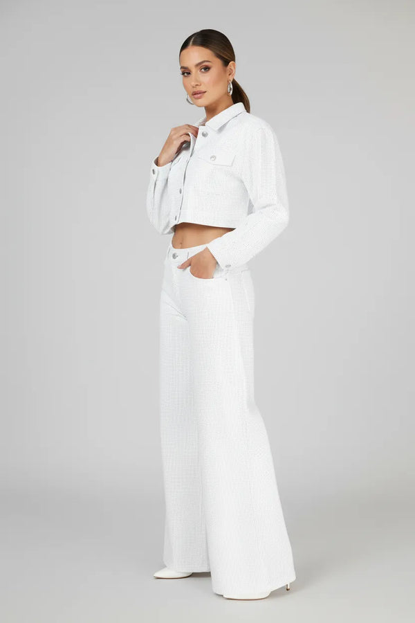 Дамски бял деним комплект Crystal Snow с късо яке и широк панталон, украсен с фини блестящи камъни.