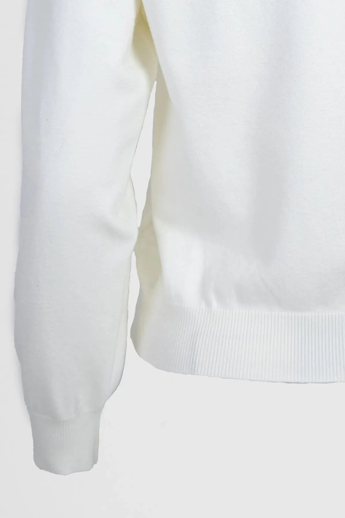 Дамски бял плетен пуловер с апликация мечок - Urban Bear-пуловери-6Sense