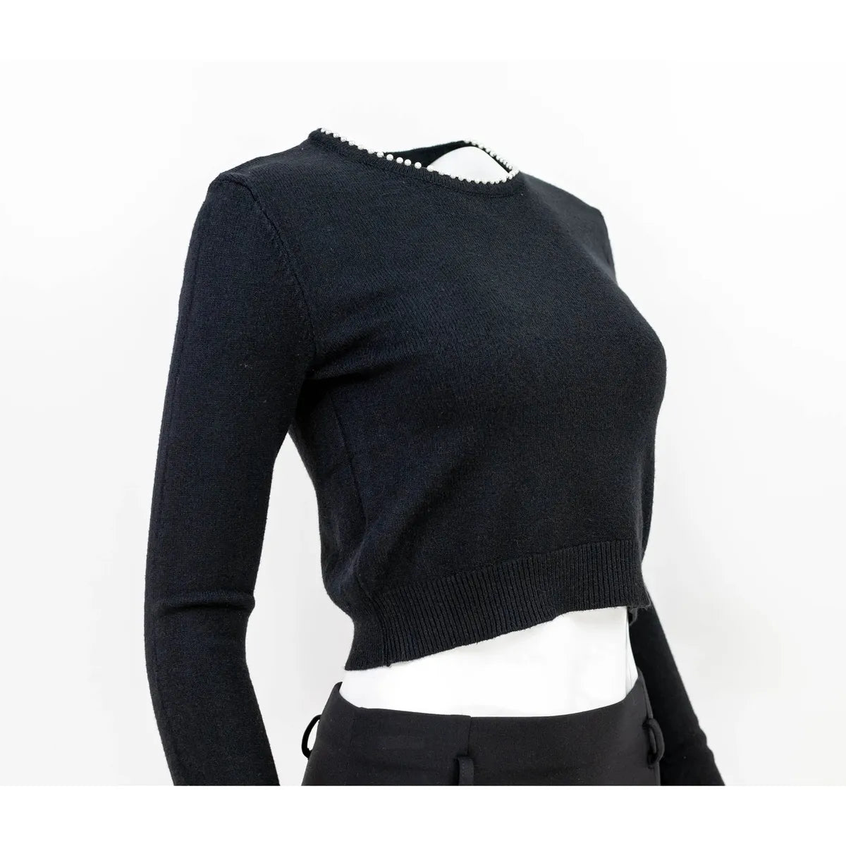 Дамски черен къс пуловер с перлен кант | колекция есен-зима-пуловери-6Sense