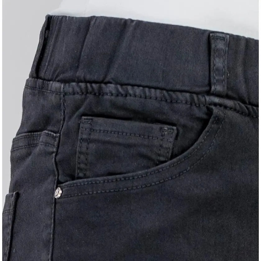 Дамски черни еластични дънки с удобен slim fit и стилен дизайн.