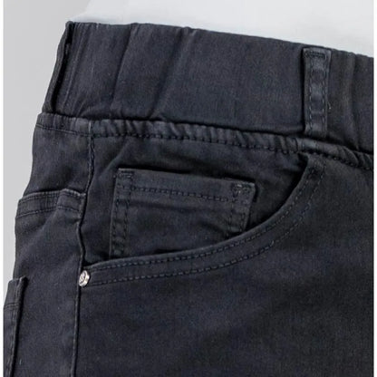 Дамски черни еластични дънки с удобен slim fit и стилен дизайн.