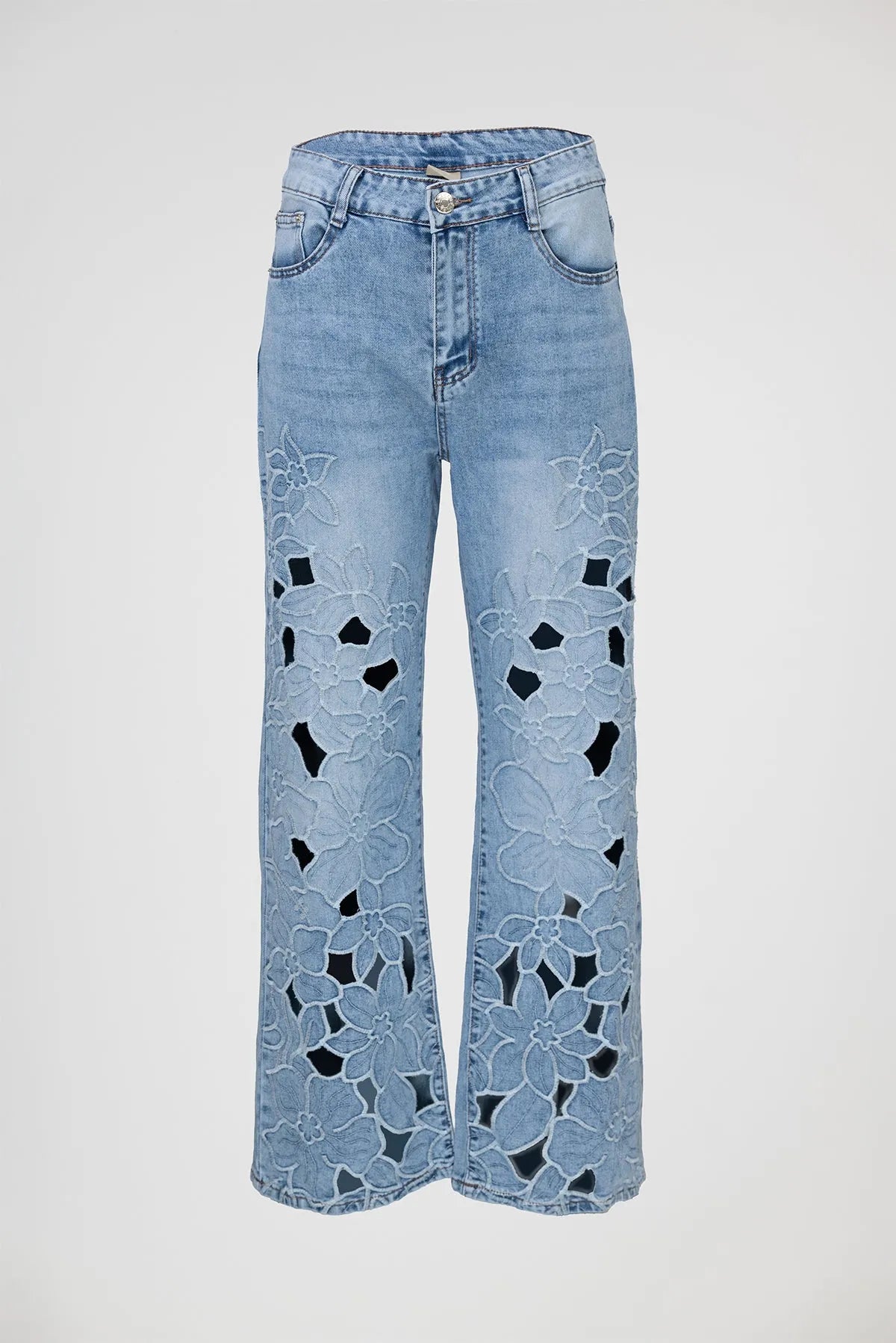 Дамски светлосини дънки Floral Cutwork с рязана бродерия по крачолите, висока талия и прав крачол.