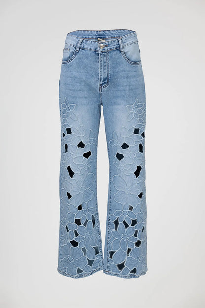 Дамски светлосини дънки Floral Cutwork с рязана бродерия по крачолите, висока талия и прав крачол.