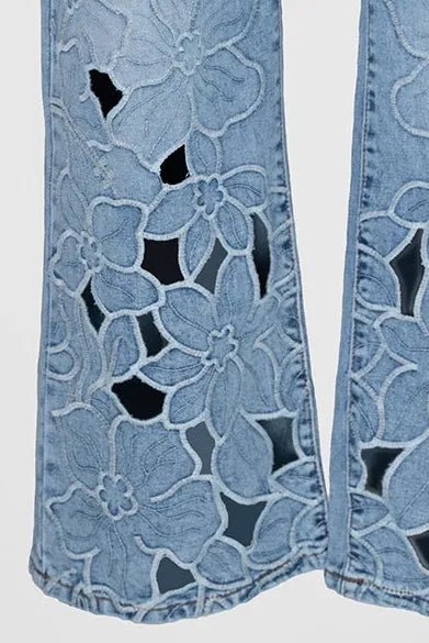 Дамски светлосини дънки Floral Cutwork с ефектна рязана бродерия по крачолите.