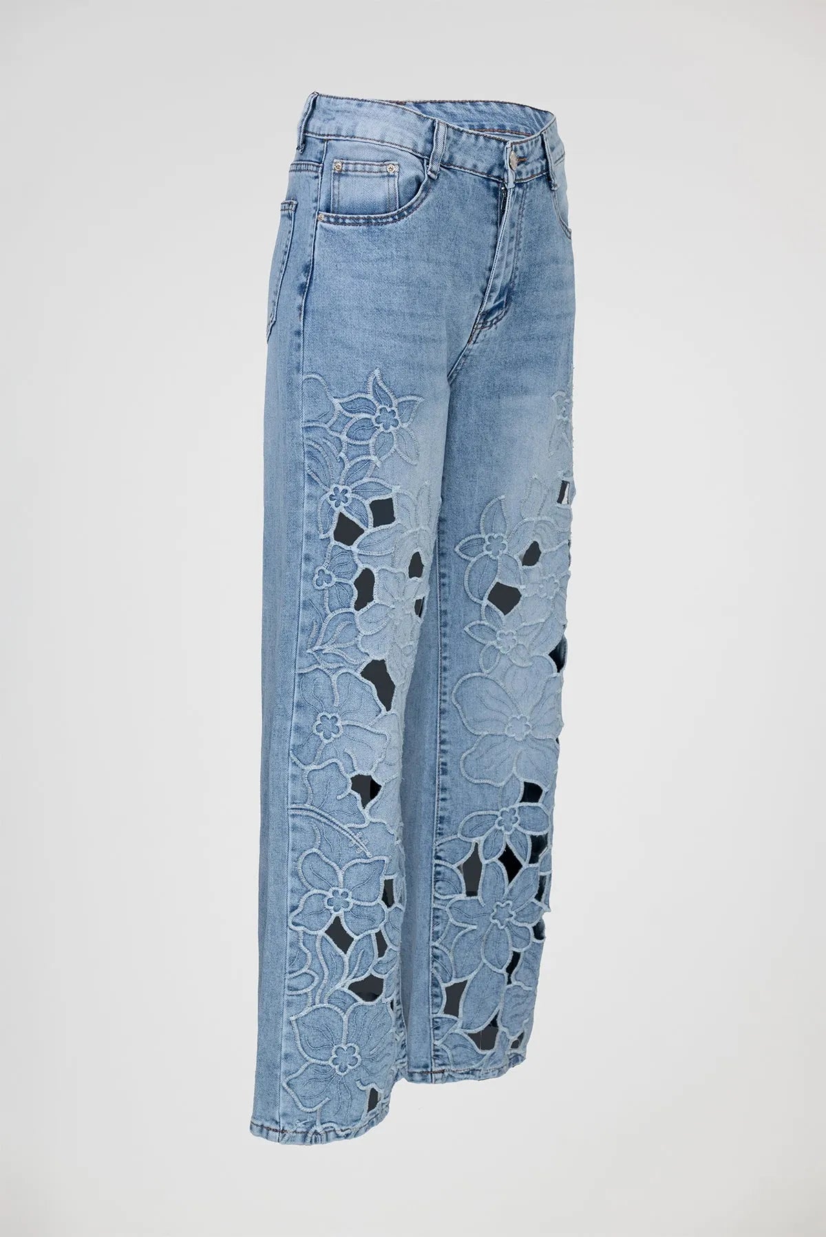 Дамски светлосини дънки Floral Cutwork с висока талия, прав крачол и ефектна флорална рязана бродерия.