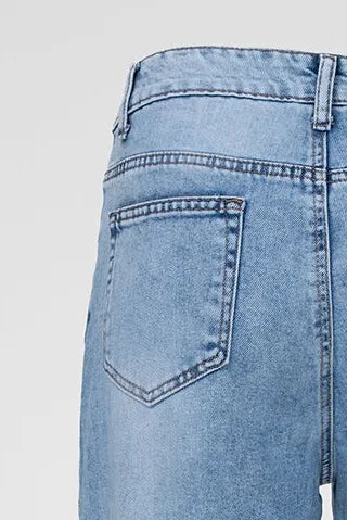 Дамски светлосини дънки с висока талия и прав крачол, с флорална рязана бродерия.