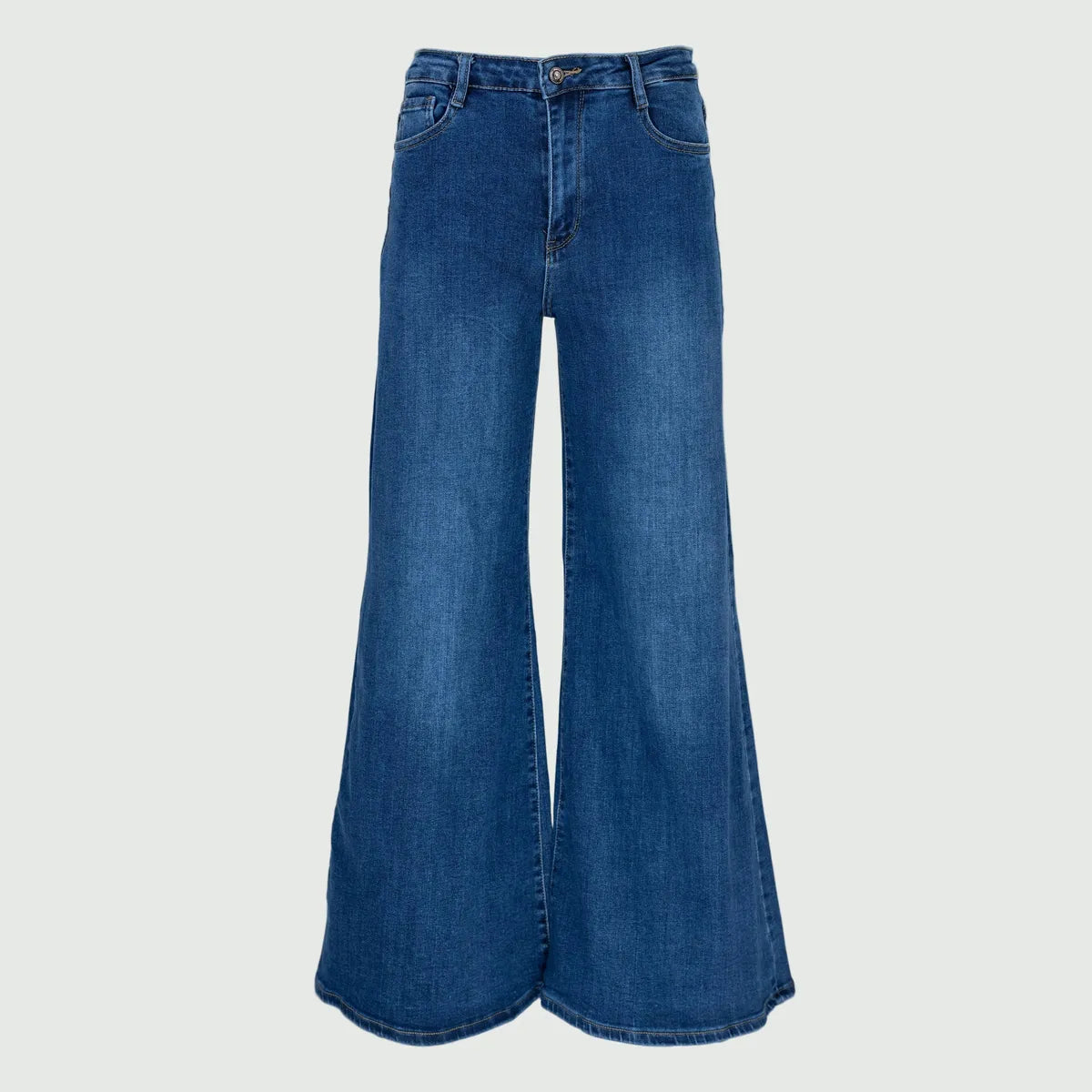 Дамски дънки с широк крачол в класически син деним, модерен дизайн за колекция есен–зима.