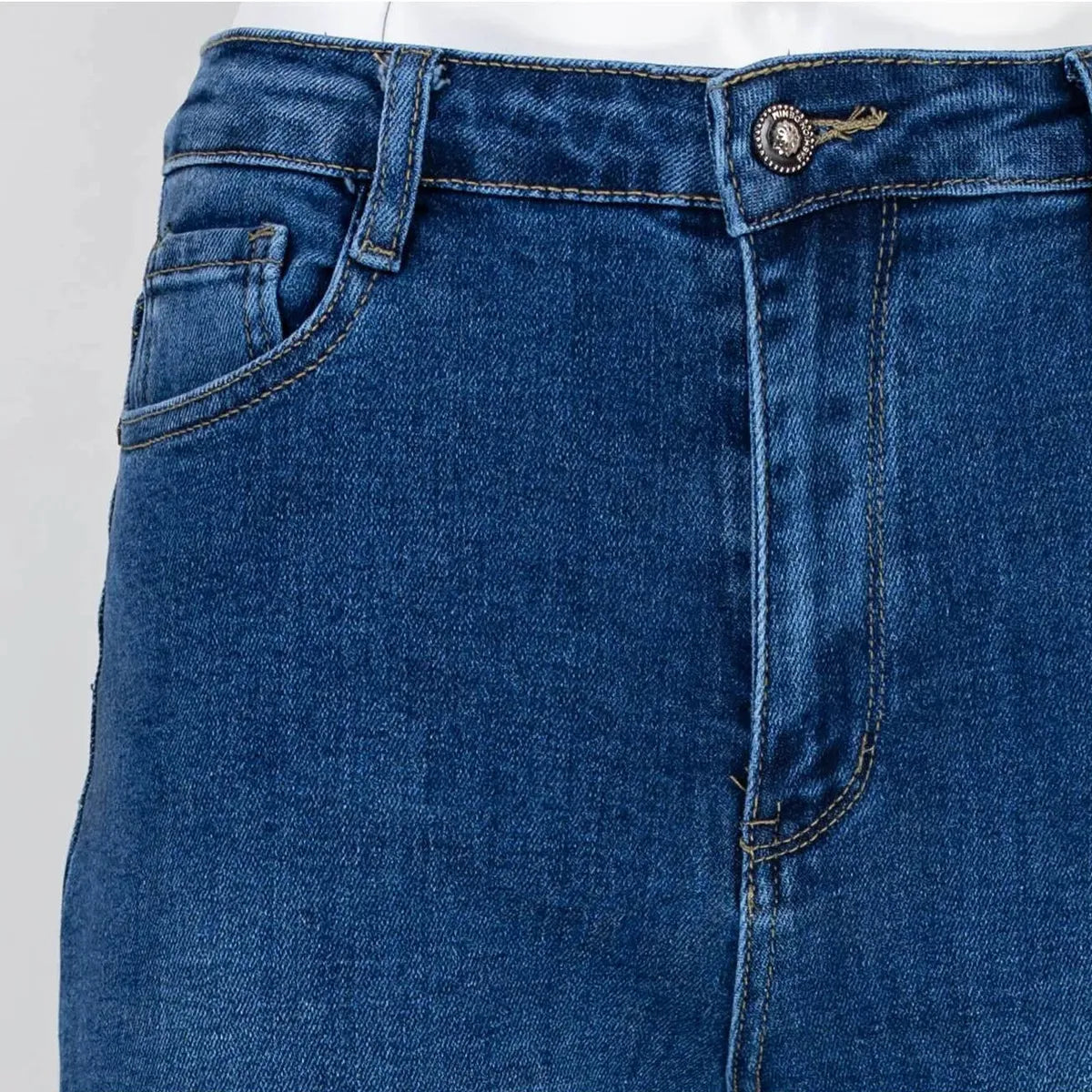 Дамски дънки с широк крачол в класически син деним с комфортна талия и леко еластична материя.