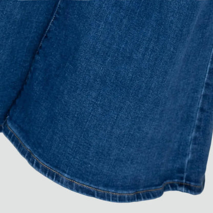 Дамски дънки с широк крачол в класически син деним, с комфортна талия и свобода на движение.