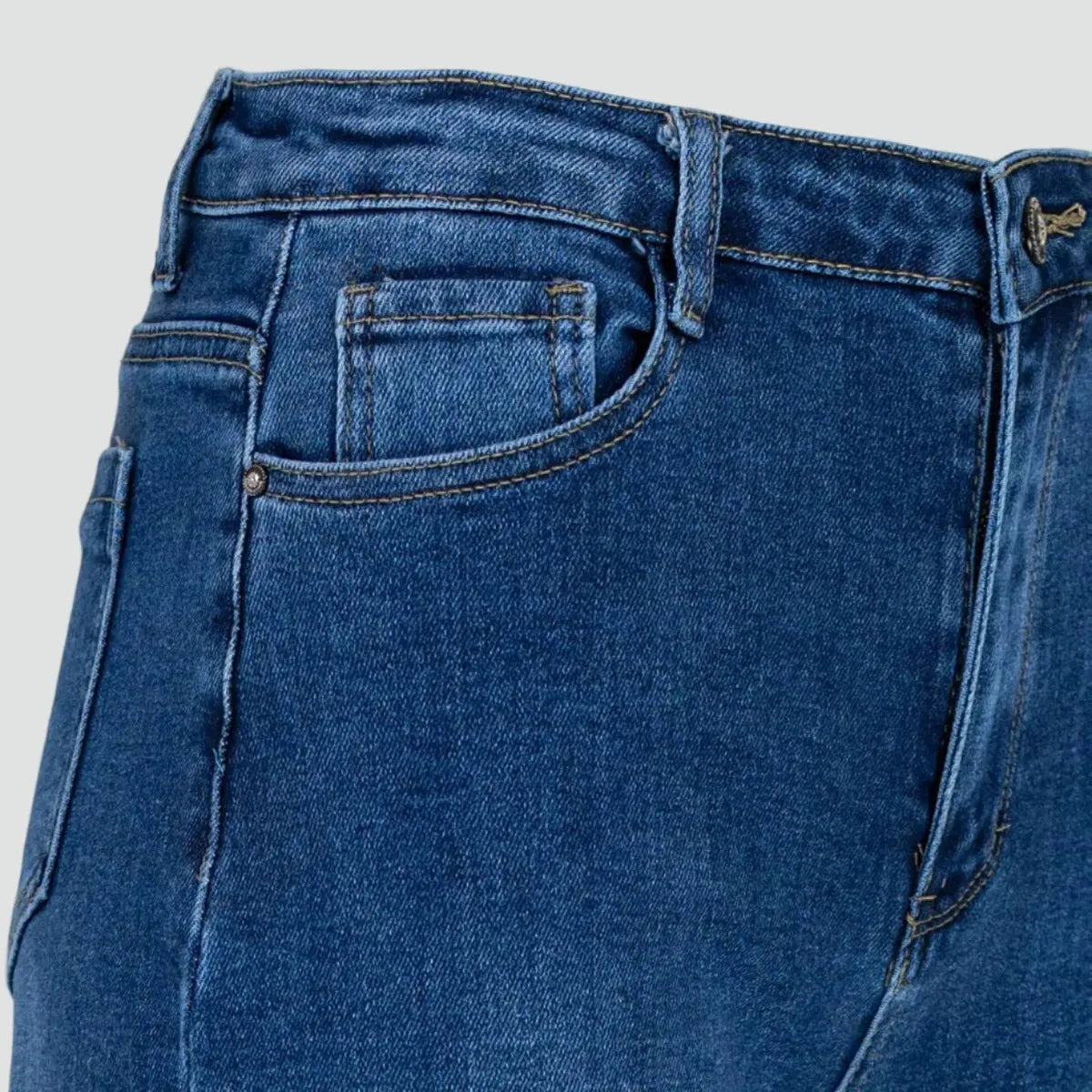 Дамски дънки с широк крачол в класически син деним, с комфортна талия и свобода на движение.