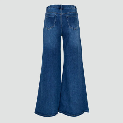 Дамски дънки с широк крачол в класически син деним, с комфортна талия и свобода на движение.