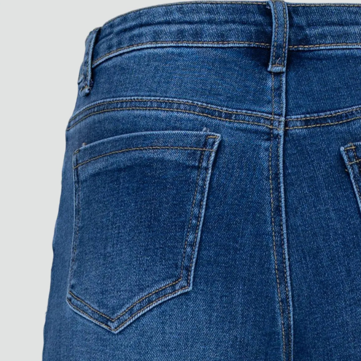 Дамски дънки с широк крачол в класически син деним, с комфортна талия и свобода на движение.