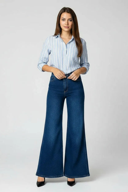 Дамски дънки с широк крачол, модерен модел с класически син деним и свобода на движение.