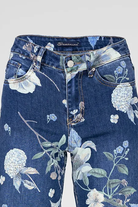 Дамски дънки Midnight Bloom с висок крачол, висока талия и флорален принт върху тъмен деним.