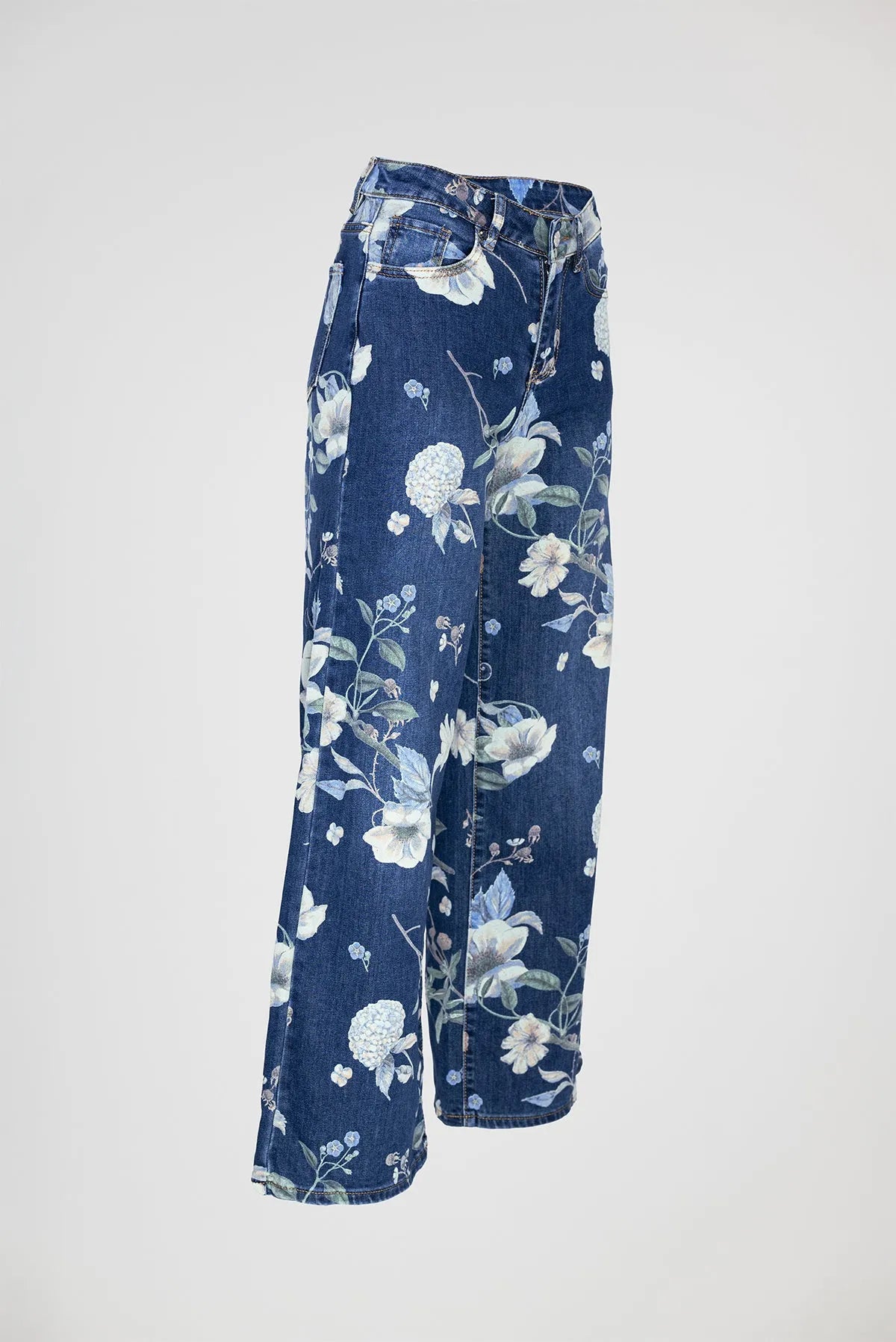Дамски дънки Midnight Bloom с широк крачол, висока талия и флорален принт върху тъмен деним.
