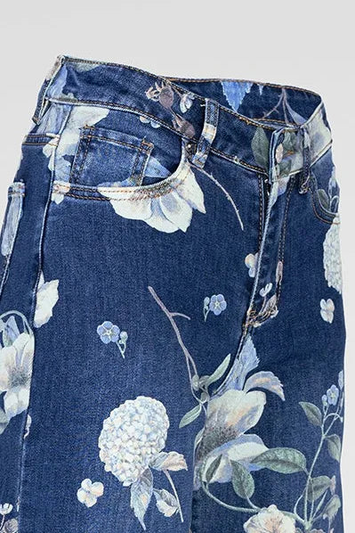 Дамски дънки Midnight Bloom с широк крачол, висока талия и флорален принт върху тъмен деним.