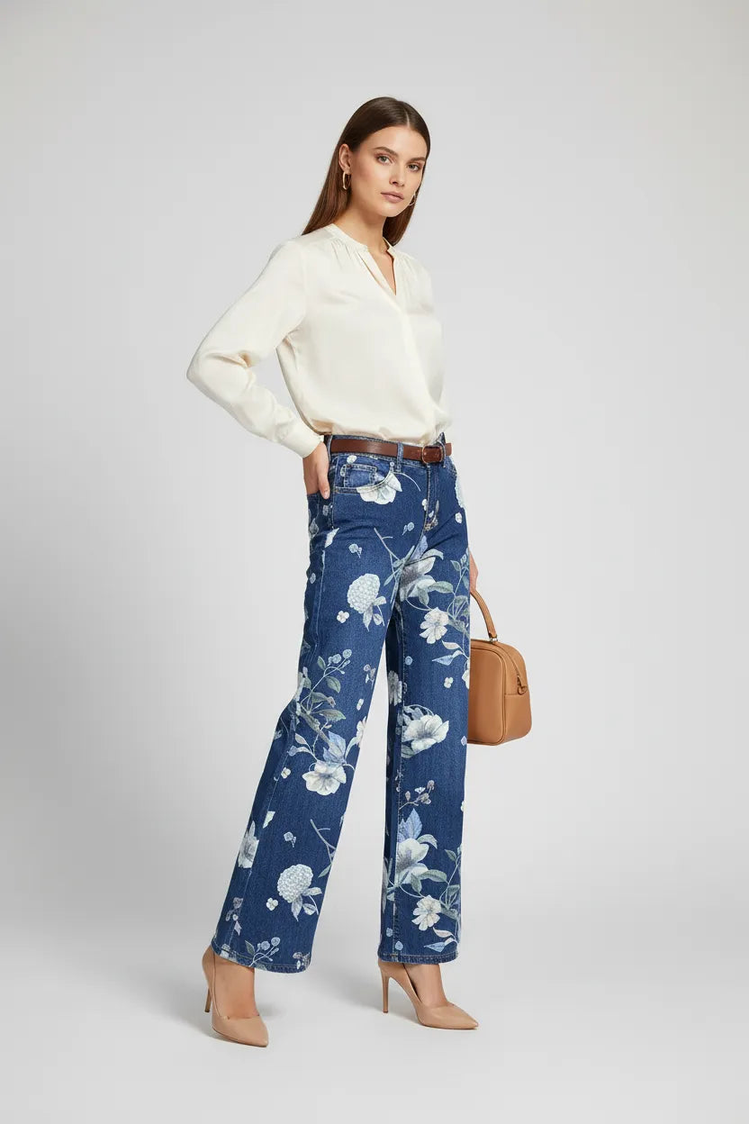 Дамски дънки Midnight Bloom с широк крачол, висока талия и флорален принт върху тъмен деним.