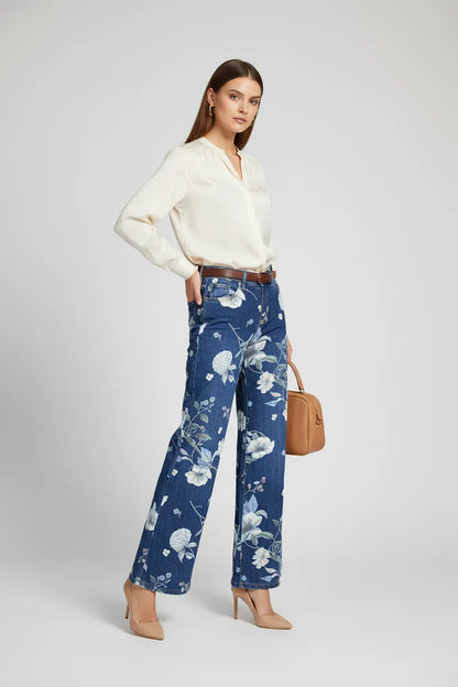 Дамски дънки Midnight Bloom с широк крачол, висока талия и флорален принт върху тъмен деним.