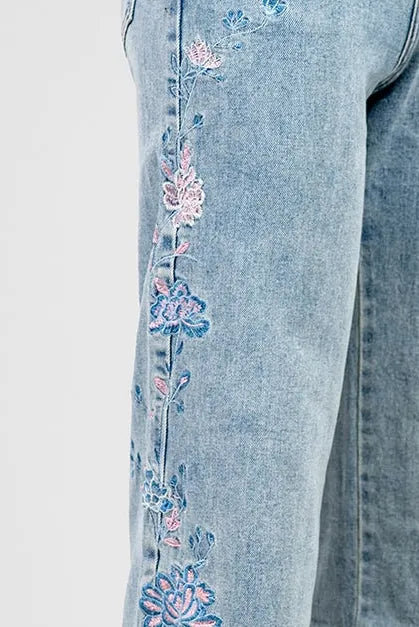 Дамски дънки със светъл деним и флорална бродерия - Denim flower-дънки-6Sense