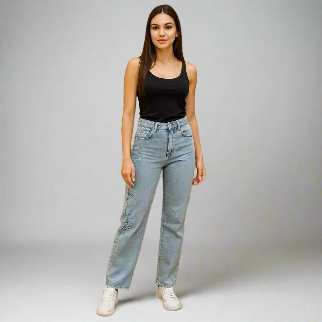 Дамски дънки със светъл деним и флорална бродерия | колекция есен-зима 6Sense