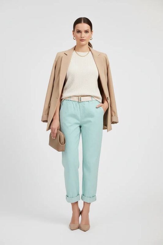 Модел носи дамски джинси Mint Breeze в цвят мента с колан, бежово сако и топ.