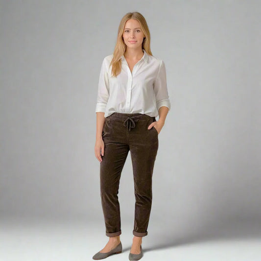 Дамски кафеви кадифени панталони, модерна кройка, съчетани с бяла риза, идеални за офис и ежедневие.