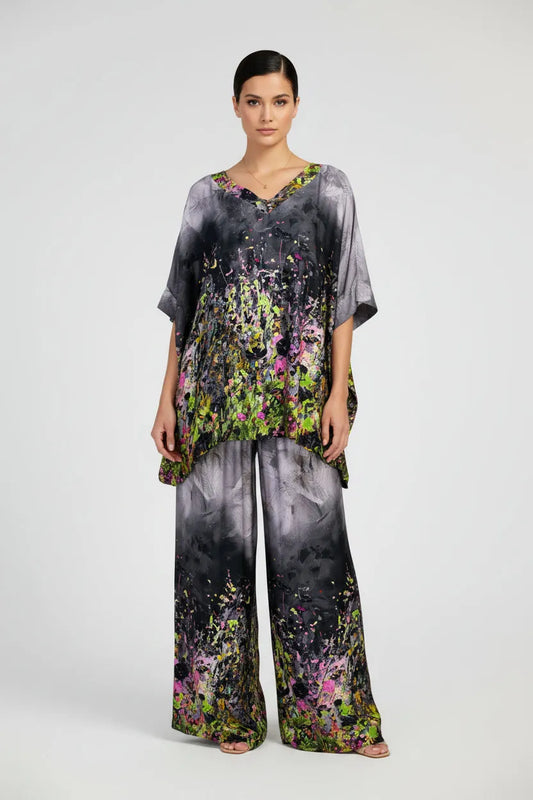 Дамски копринен сет Aurora Muse: топ с V-деколте и широк панталон с артистичен принт в черно, сиво, розово и неоново зелено.