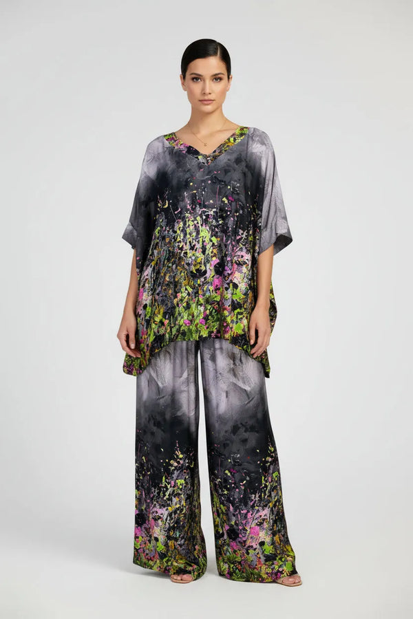 Дамски копринен сет Aurora Muse: топ с V-деколте и широк панталон с артистичен принт в черно, сиво, розово и неоново зелено.
