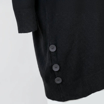 Детайл на дамски овърсайз пуловер с копчета в черно, удобен и стилен за колекция есен-зима.