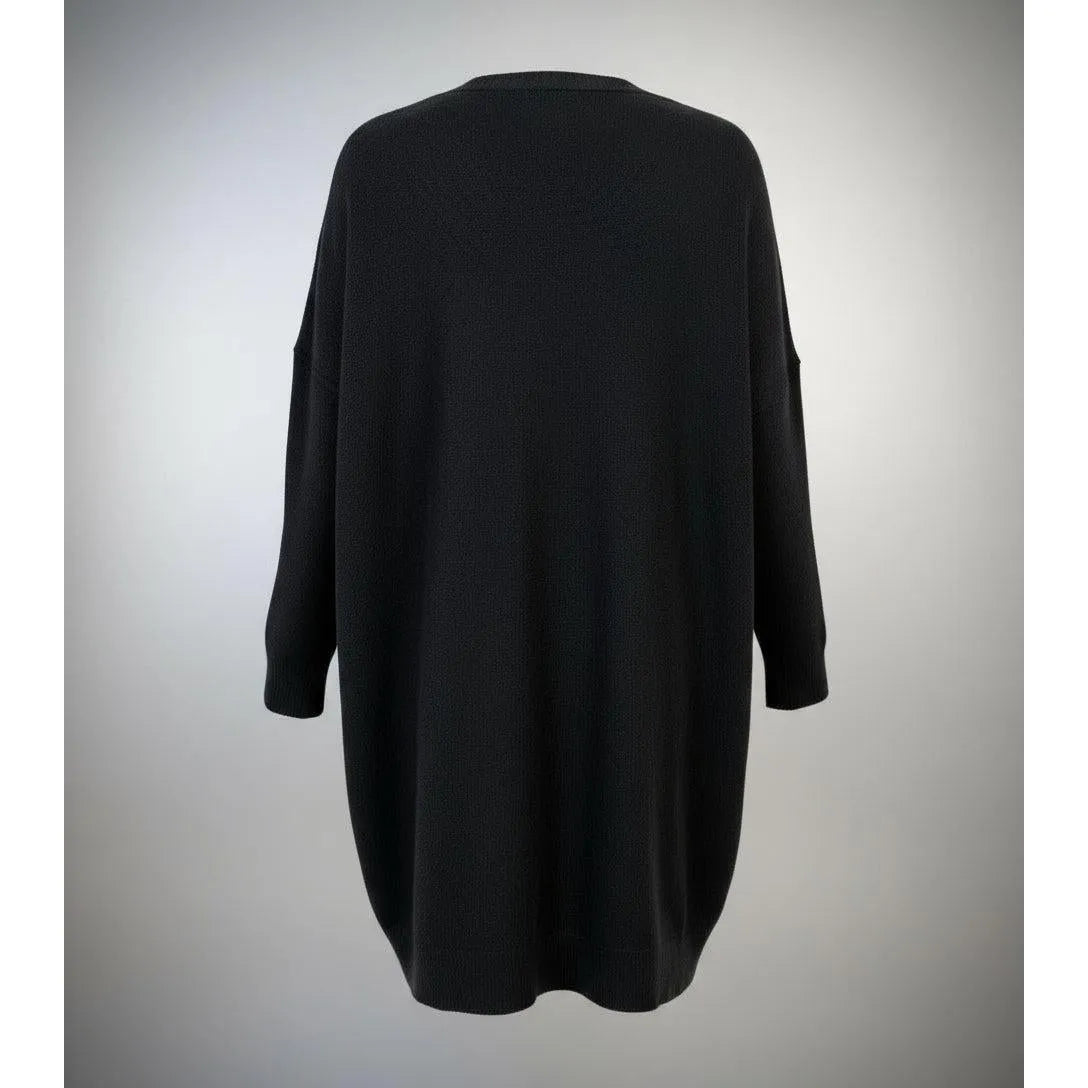 Дамски овърсайз пуловер с копчета в черно - елегантен и удобен дизайн отзад