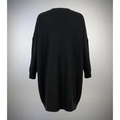 Дамски овърсайз пуловер с копчета в черно - елегантен и удобен дизайн отзад