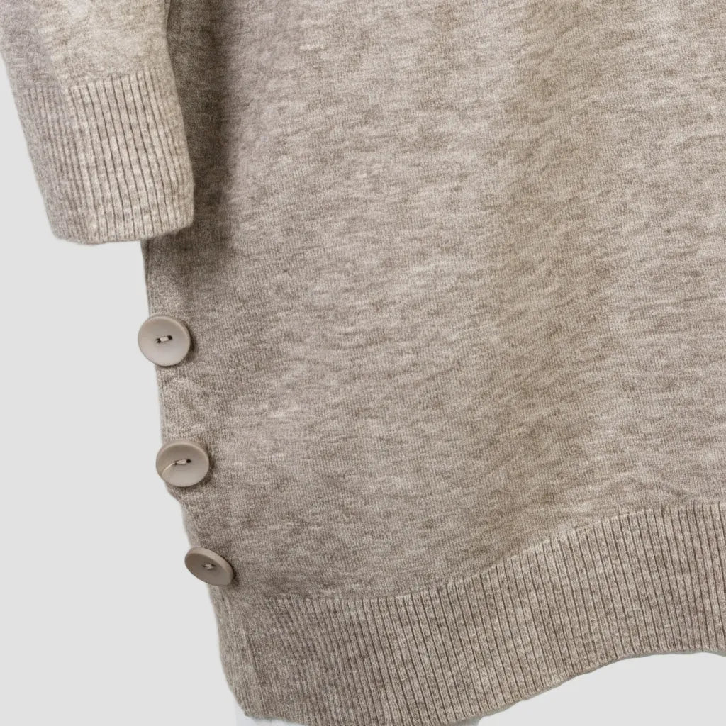 Дамски овърсайз пуловер с копчета в бежов меланж, стилен и удобен, универсална кройка за есен-зима.