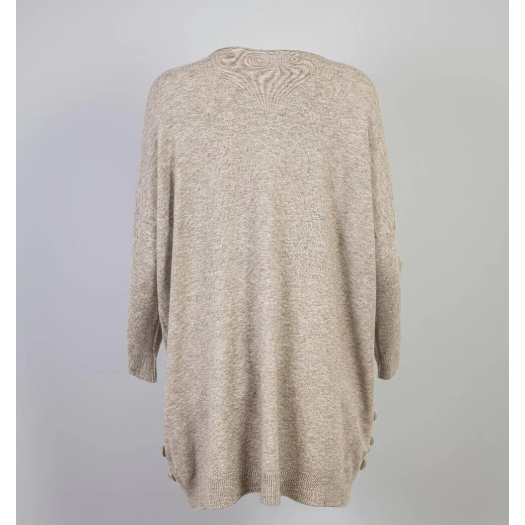 Дамски овърсайз пуловер с копчета в бежов меланж, задна част с свободна кройка и елегантен дизайн.