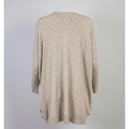 Дамски овърсайз пуловер с копчета в бежов меланж, задна част с свободна кройка и елегантен дизайн.