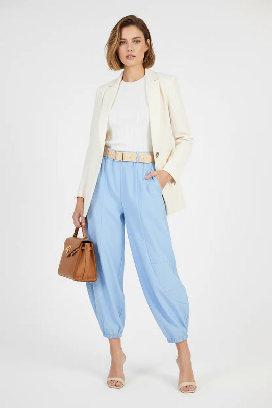 Дамски харем панталон Sky Puff в небесно синьо с колан, ластични маншети и декоративни панели.