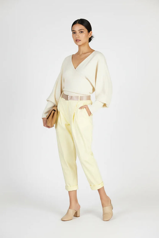 Дамски панталони Lemon Breeze в светло жълто с еластична талия, колан и маншет на подгъва.