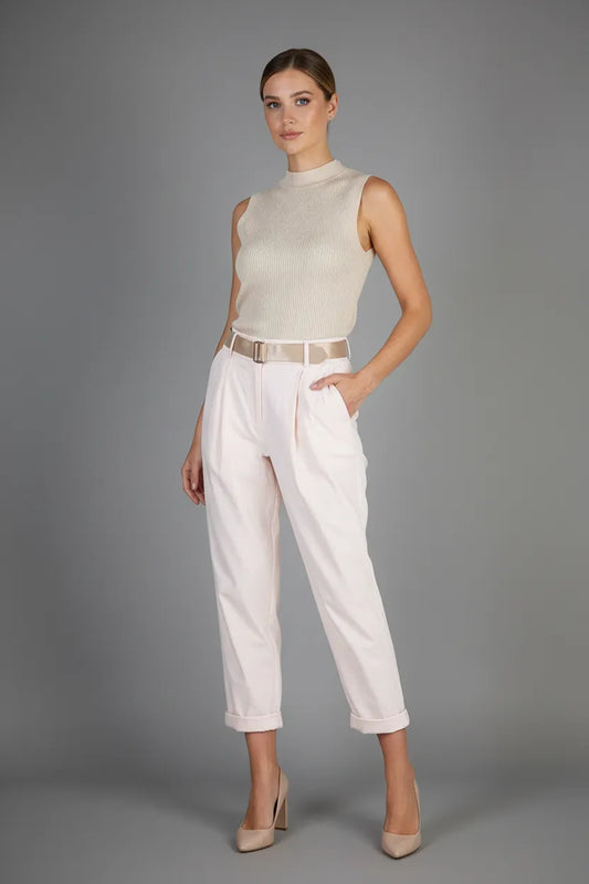 Дамски панталони Pink Breeze с еластична талия, колан и маншет на подгъва, комбинирани с бежов топ.