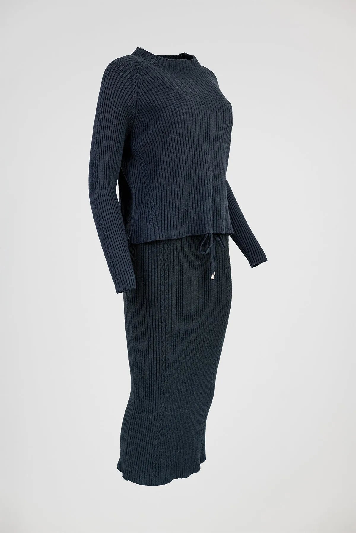 Дамски плетен комплект пола и топ в черно - Black Shine-комплекти-6Sense