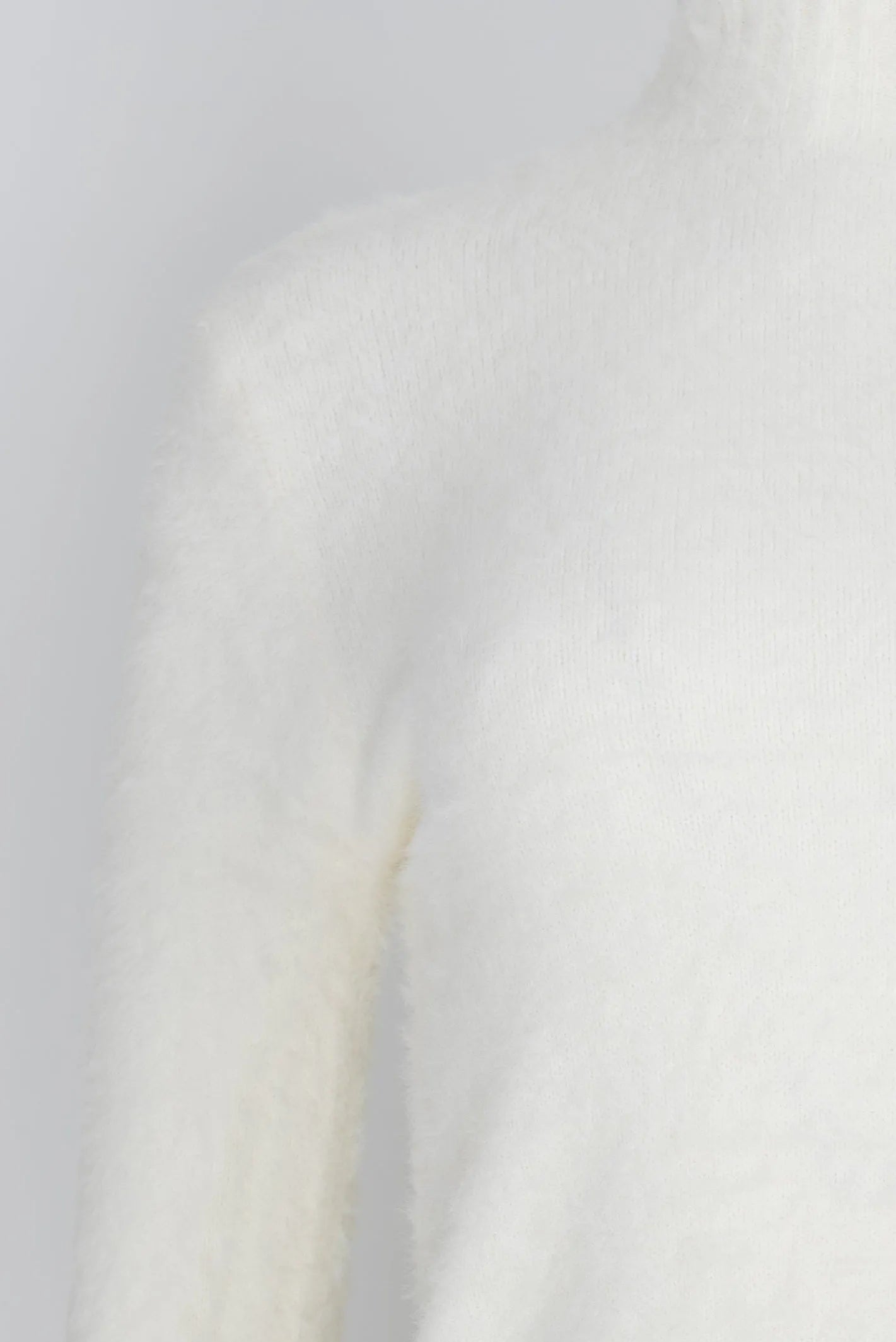 Дамски пухкав пуловер с висока яка – екрю-пуловери-6Sense