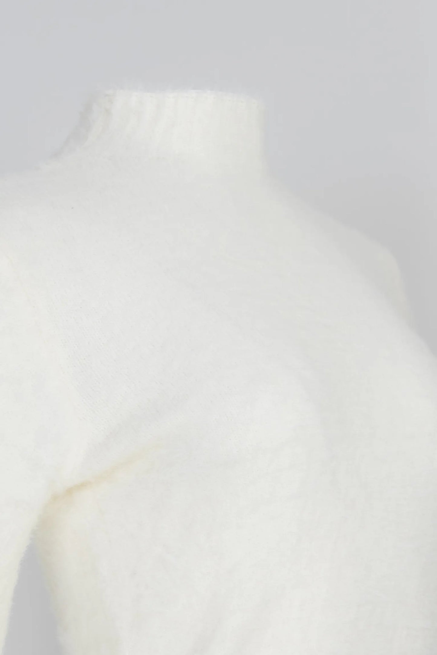 Дамски пухкав пуловер с висока яка – екрю-пуловери-6Sense