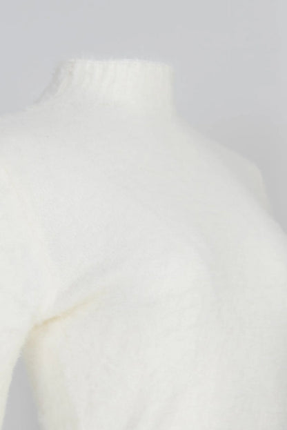 Дамски пухкав пуловер с висока яка – екрю-пуловери-6Sense