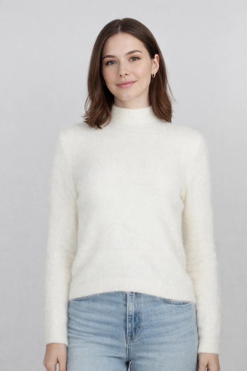 Дамски пухкав пуловер с висока яка – екрю-пуловери-6Sense