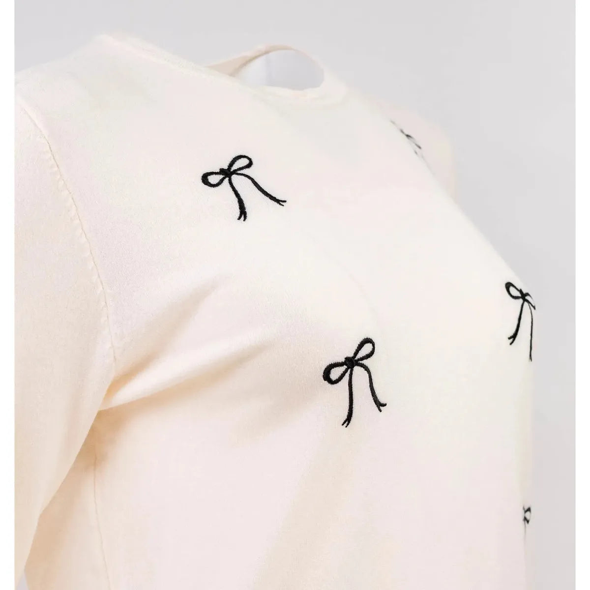 Дамски пуловер с бродирани панделки - eкрю | колекция есен-зима-пуловери-6Sense