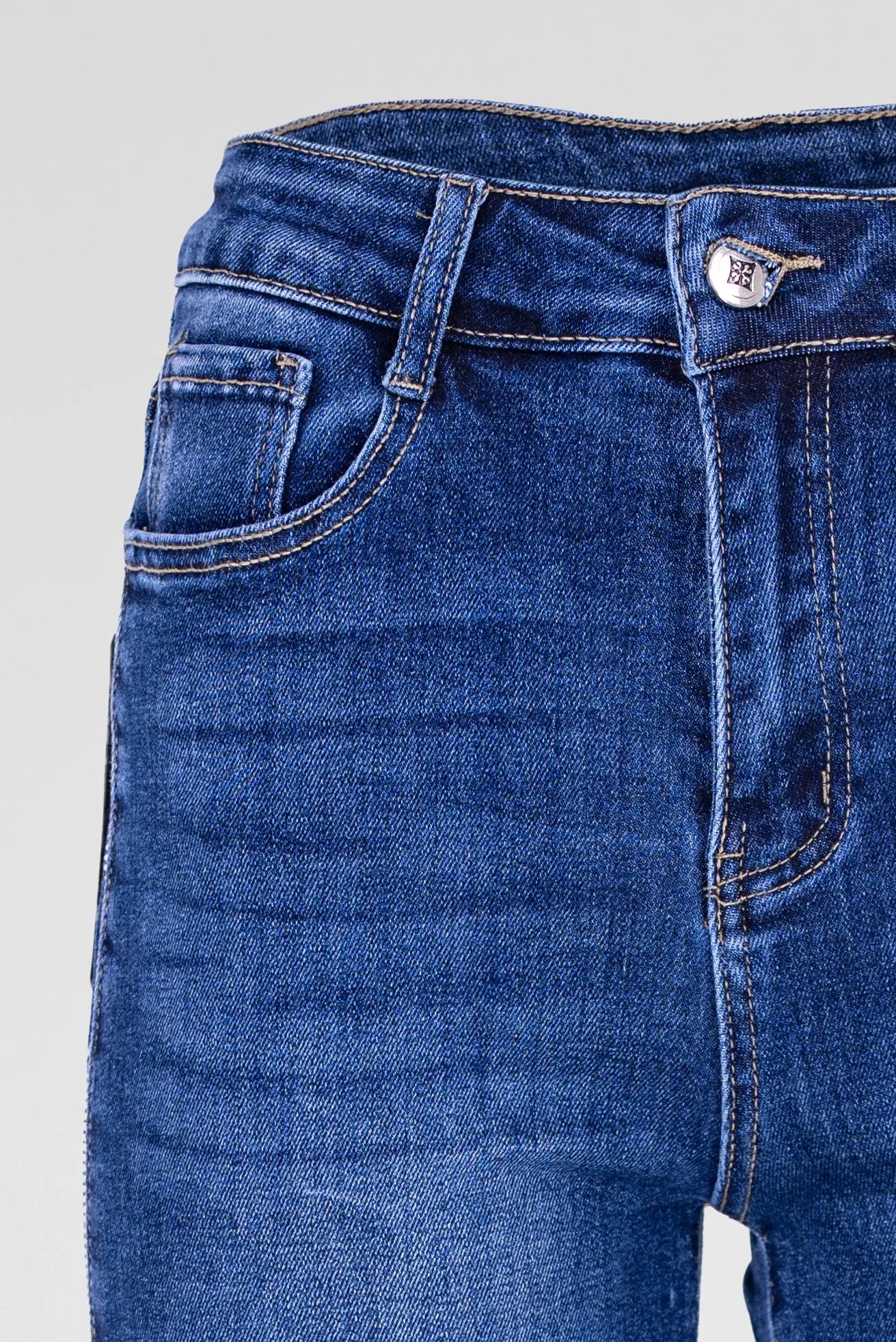 Дамски сини дънки с прав крачол и декоративна лента – Crystal Line, вид отблизо на колана и джобовете.