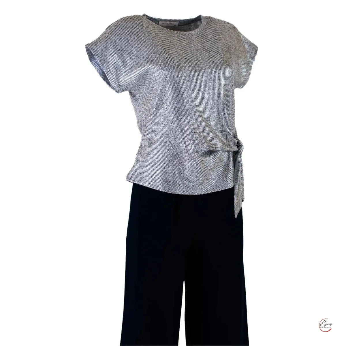 ✨ Осмели се да блеснеш със сребристия топ, който привлича погледите! ✨