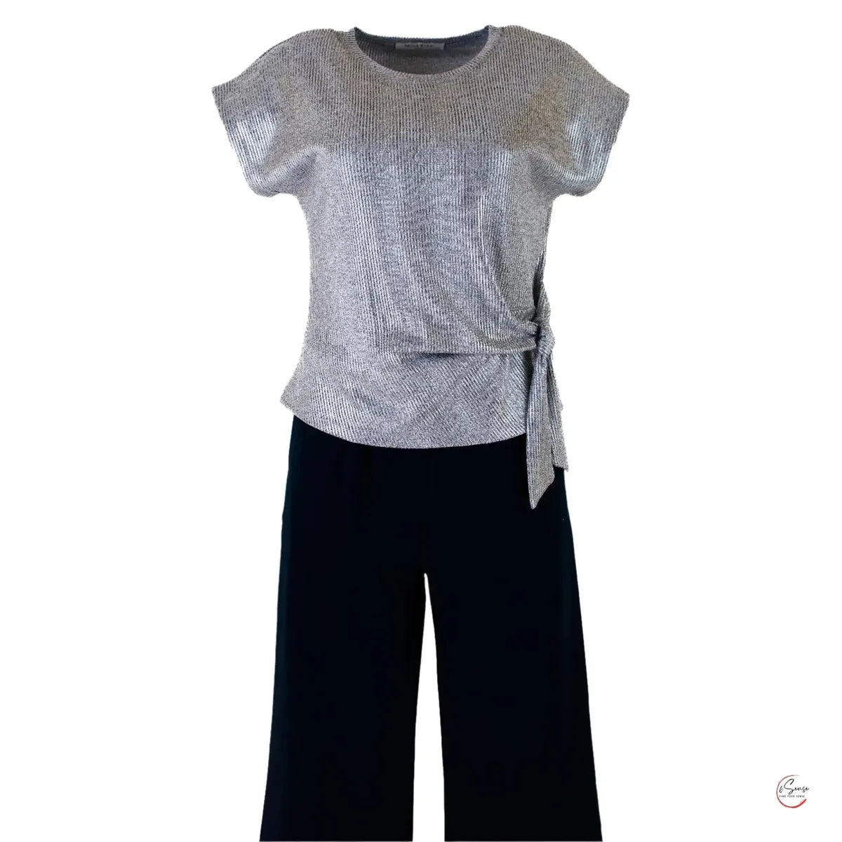 ✨ Осмели се да блеснеш със сребристия топ, който привлича погледите! ✨